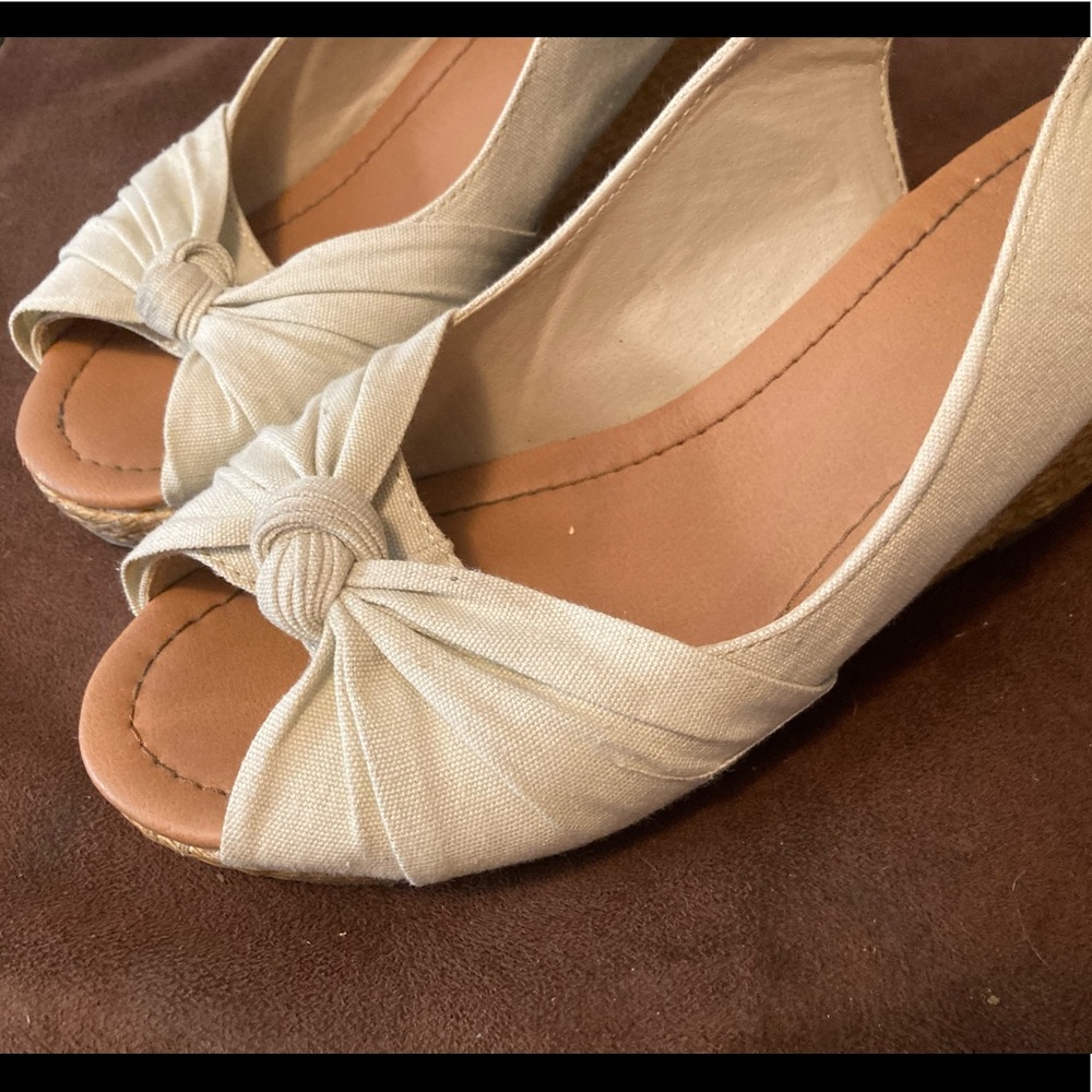 Sling back, wedge heels.